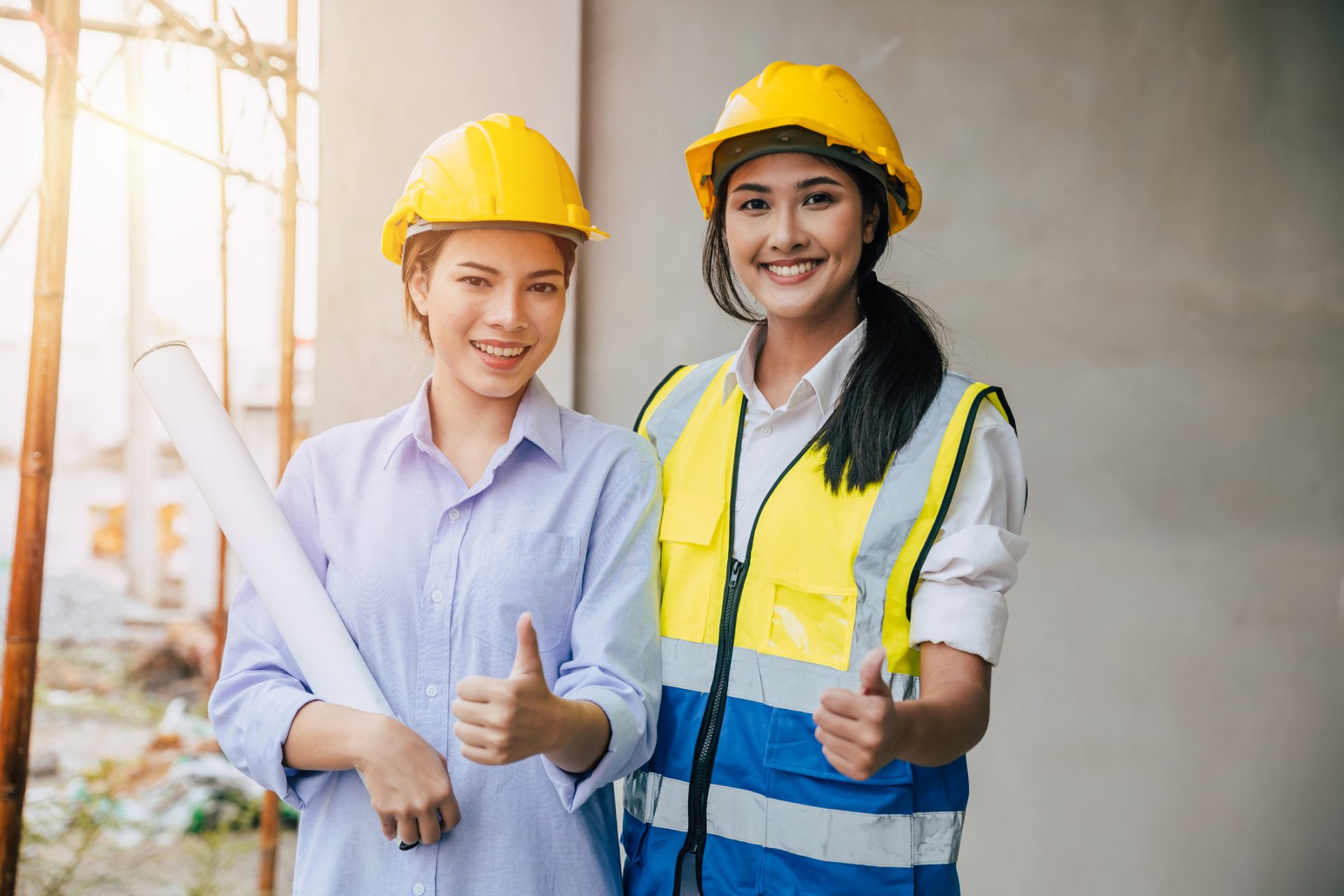Femmes souriantes sur un chantier