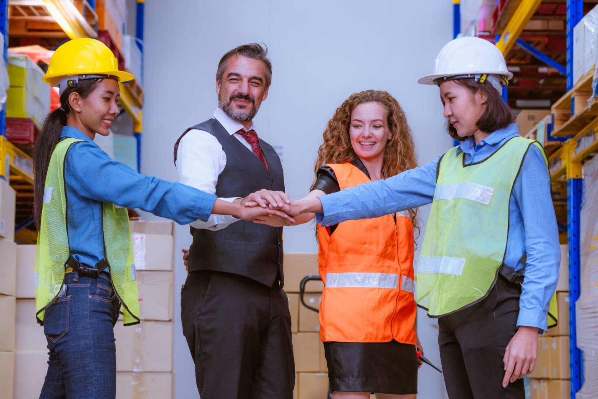 Collaboration entre collègues en entrepôt